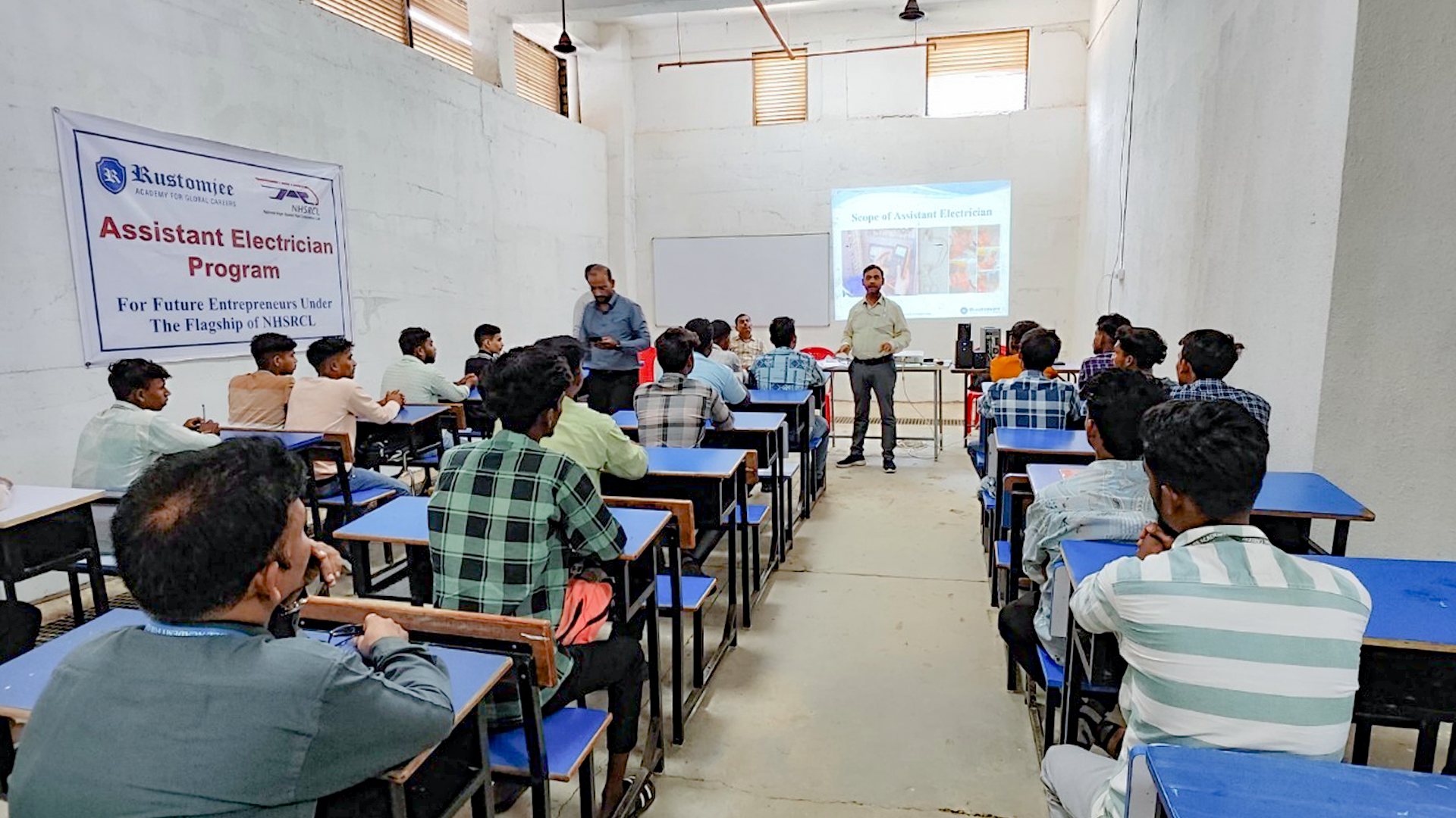 પાલઘર જિલ્લાના યુવાનોને સહાયક ઇલેક્ટ્રિશિયન તાલીમ દ્વારા સશક્ત બનાવવું_2